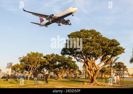 Delta Air Lines Boeing 767-300ER Flugzeug Los Angeles Flughafen Stockfoto