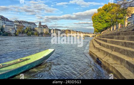 Genießen Sie den Herbst am Rheinufer in Basel. Die Schweiz Stockfoto