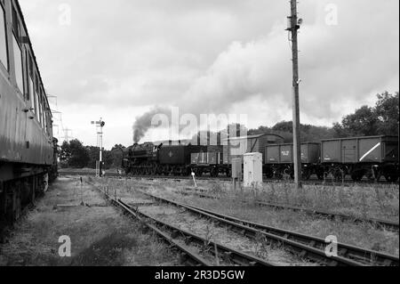 '92212' läuft als '92178' bei swithland Sidings mit einer Mischware. Stockfoto