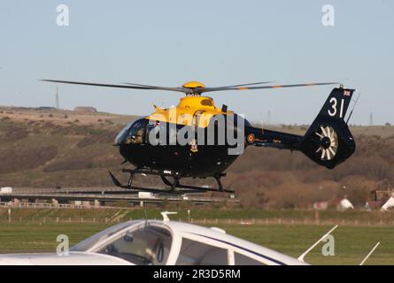 Eine HT Mk.1 der Defence Helicopter Flying School verlässt Brighton City Airport Sussex Stockfoto