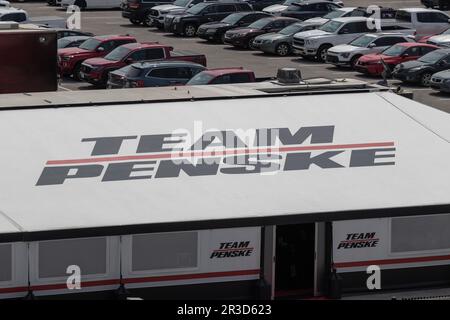 Indianapolis - circa Mai 2023: Team Penske Zelt auf dem Indianapolis Motor Speedway. Team Penske betritt im Indy 500 drei Autos. Stockfoto