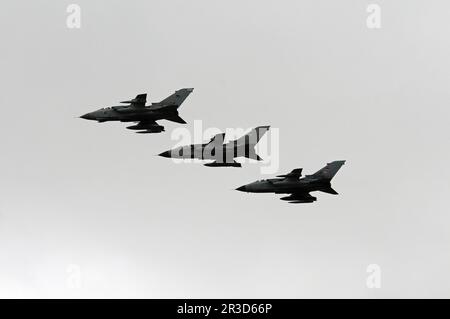 Drei "Tornados", jeweils einer aus den Ländern, die sie gebaut haben. Links ist eine von der deutschen Luftwaffe, in der Mitte eine vom italienischen Aero Stockfoto