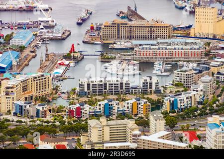 Erhöhte Aussicht auf die VA Waterfront im Hafen von Kapstadt Stockfoto