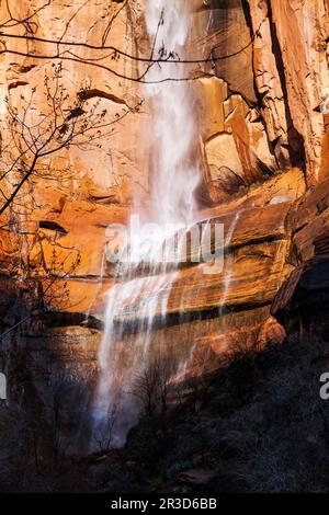 Telefon Wasserfall vom Riverside Walk Trail aus gesehen; Zion-Nationalpark; Utah; USA Stockfoto