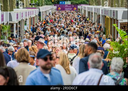 London, Großbritannien. 23. Mai 2023. Große Menschenmassen am Mitgliedertag - die Chelsea Flower Show 2023. Kredit: Guy Bell/Alamy Live News Stockfoto