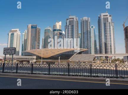 Dubai, Vereinigte Arabische Emirate, 26. März 2023: Dubai Metro Station als weltweit längstes vollautomatisiertes U-Bahn-Netz. DMCC-U-Bahn-Station. Moderne Futuris Stockfoto