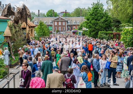 London, Großbritannien. 23. Mai 2023. Große Menschenmassen am Mitgliedertag - die Chelsea Flower Show 2023. Kredit: Guy Bell/Alamy Live News Stockfoto