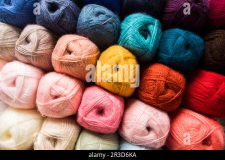 Verschiedene Farben Kugeln aus Garn als Hintergrund Stockfoto