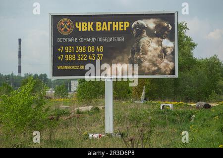 Sankt Petersburg, Russland. 22. Mai 2023. Eine Reklametafel mit russischen Soldaten und eine Werbung für eine private Militärfirma, PMC Wagner, mit der Aufschrift „Join the winning Team“. Am 20. Mai 2023 erklärte der Gründer einer privaten Militärgesellschaft, Yevgeny Prigozhin, dass die PMC Wagner Group die Stadt Bakhmut vollständig unter ihre Kontrolle genommen habe. (Foto: Artem Priakhin/SOPA Images/Sipa USA) Guthaben: SIPA USA/Alamy Live News Stockfoto