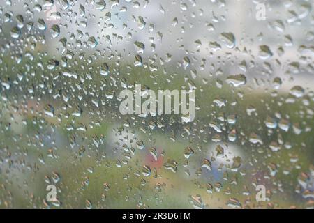 Regentropfen am Fenster in Kota Kinabalu, Malaysia. Stockfoto