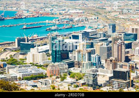 Erhöhten Blick auf Hafen von Kapstadt Port und Central Business District Stockfoto