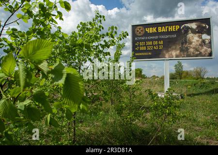 Sankt Petersburg, Russland. 22. Mai 2023. Eine Reklametafel mit russischen Soldaten und eine Werbung für eine private Militärfirma, PMC Wagner, mit der Aufschrift „Join the winning Team“. Am 20. Mai 2023 erklärte der Gründer einer privaten Militärgesellschaft, Yevgeny Prigozhin, dass die PMC Wagner Group die Stadt Bakhmut vollständig unter ihre Kontrolle genommen habe. (Foto: Artem Priakhin/SOPA Images/Sipa USA) Guthaben: SIPA USA/Alamy Live News Stockfoto