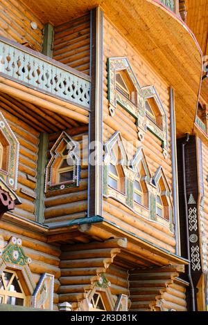 Fassadenhaus mit Balkonen aus Holzrahmen im alten russischen Stil Stockfoto