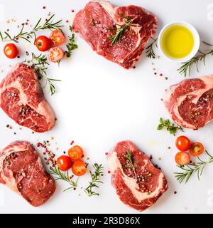 Ribeye-Steaks mit wohlriechenden Gewürzen, zubereitet zum Kochen Stockfoto