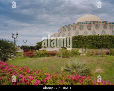 Abu Dhabi Theater in der Nähe von Heritage Village, Vereinigte Arabische Emirate. Es ist eine beliebte Touristenattraktion, die das Leben in Abu Dhabi vor dem Ölboom zeigt. Stockfoto