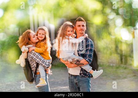 Eine unvergessliche Reise durch die Altstadt für eine junge Familie Stockfoto