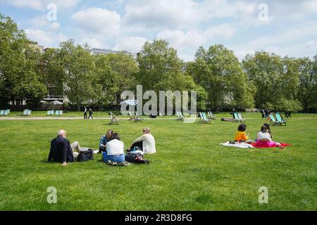 London UK. 23. Mai 2023 Personen, die sich im warmen Sonnenschein im Green Park entspannen. Die Wettervorhersagen in London sagen hohe Temperaturen von über 23celsius °C in der Hauptstadt voraus. Kredit: amer Ghazzal/Alamy Live News Stockfoto