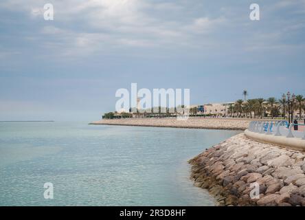 Abu Dhabi Promenade in the Cloud Day. Vereinigte Arabische Emirate. Corniche in der Nähe des Meeres Stockfoto