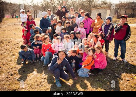 SEREDNIE, UKRAINE - 09. MÄRZ 2011: Bürger von abgelegenen Gebieten freuen sich, neue Menschen zu treffen Stockfoto