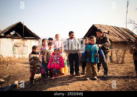 SEREDNIE, UKRAINE - 09. MÄRZ 2011: Kinder leben in einem kleinen armen Dorf Stockfoto