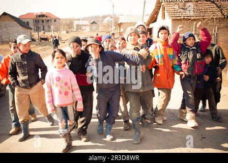 SEREDNIE, UKRAINE - 09. MÄRZ 2011: Wöchentliche sonntagssitzung der Zigeunerkinder des abgelegenen Dorfes Stockfoto