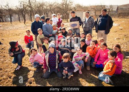 SEREDNIE, UKRAINE - 09. MÄRZ 2011: Erfolgreichere Mitglieder der Roma-Gemeinschaft unterstützen am meisten vulnarable Stockfoto