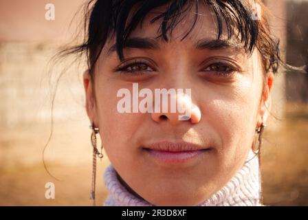 SEREDNIE, UKRAINE - 09. MÄRZ 2011: Gesicht der jungen und schönen Teenager-Mutter Stockfoto