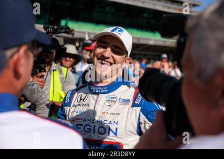 INDIANAPOLIS, INDIANA - MAI 21: Ganassi-Fahrer Álex Palou (10) aus Spanien feiert, nachdem er am zweiten Tag der Qualifikation für den 2023 Indy 500 auf dem Indianapolis Motor Speedway am 20. Mai 2023 in Indianapolis, Indiana, die Pole gehalten hat. Stockfoto