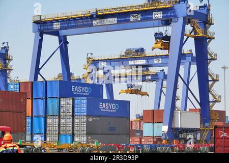 Yantai, China. 22. Mai 2023. YANTAI, CHINA - 22. MAI 2023 - Krane beladen und entladen Container im Hafen Yantai, ostchinesische Provinz Shandong, 22. Mai 2023. Im ersten April 2023 stieg Chinas Handelsüberschuss um 56,7% auf 2,02 Billionen Yuan. Im April stieg der Handelsüberschuss sogar noch stärker an, nämlich um 96,5 %. (Foto: Costfoto/NurPhoto) Guthaben: NurPhoto SRL/Alamy Live News Stockfoto