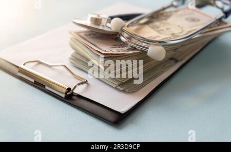 Krankenkassenkonzept - Stethoskop über das Geld Stockfoto