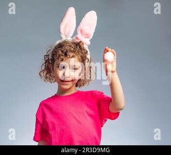 Das kleine Mädchen in traditioneller Osterkleidung Stockfoto