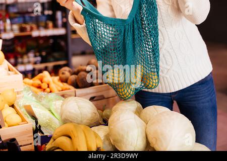 Sichere und Zero Waste Shopping in lokalen Farm Store Stockfoto