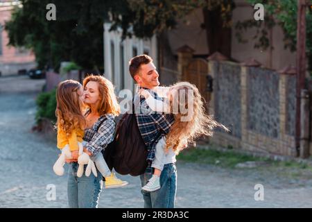 Eine unvergessliche Reise durch die Altstadt für eine junge Familie Stockfoto