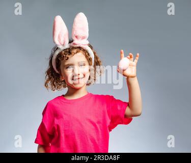 Das kleine Mädchen in traditioneller Osterkleidung Stockfoto