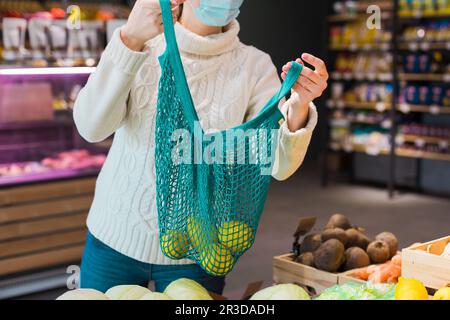 Sichere und Zero Waste Shopping in lokalen Farm Store Stockfoto