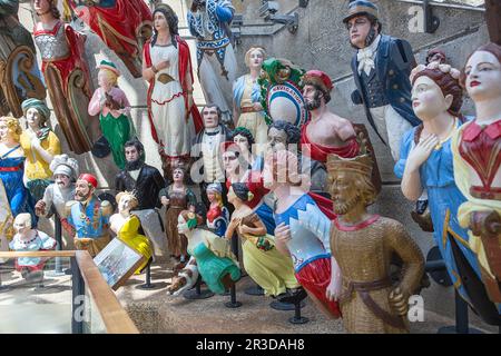 LONDON, Großbritannien - 29. JUNI 2019 Eine wunderschöne Kollektion farbenfroher Schiffsfiguren auf dem Schiff von Cutty Sark Stockfoto