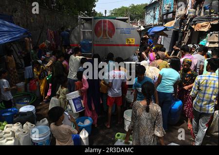 New Delhi, Delhi, Indien. 23. Mai 2023. An einem heißen Sommertag in Neu-Delhi, Indien, füllen Menschen am 23. Mai 2023 Wasserbehälter aus einem städtischen Wassertanker außerhalb eines Slums. (Kreditbild: © Kabir Jhangiani/ZUMA Press Wire) NUR REDAKTIONELLE VERWENDUNG! Nicht für den kommerziellen GEBRAUCH! Stockfoto