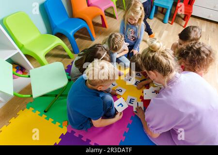 Pädagogische Gruppenaktivität im Kindergarten oder in der Kindertagesstätte Stockfoto