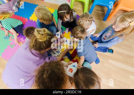 Pädagogische Gruppenaktivität im Kindergarten oder in der Kindertagesstätte Stockfoto