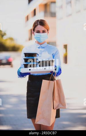 Lieferung Frauen in medizinische Maske und Gummihandschuhe Stockfoto