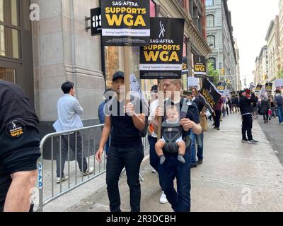 Mitglieder der Writers Guild of America East und andere Gewerkschaftsanhänger streiken am Freitag, den 19. Mai 2023, vor dem Netflix-Hauptquartier im Flatiron District in New York. Die Autoren wünschen sich einen größeren Anteil am Streamingumsatz sowie obligatorische Personalausstattung und Beschäftigungsdauer. Der letzte Streik im November 2007 dauerte 100 Tage. (© Frances M. Roberts) Stockfoto