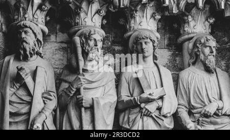 Skulpturenbilder der Heiligen Apostel an der Wand der Fassade der Kathedrale Saint Fin Barre in Cork, Irland. Die Apostel Andrew, James Major, Th Stockfoto