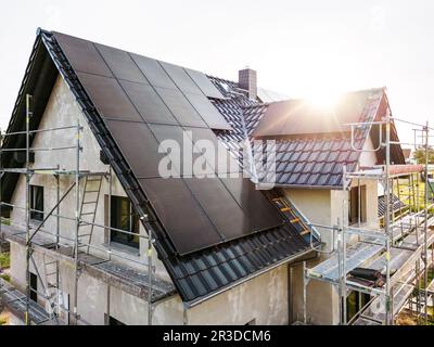 Baustelle eines nachhaltigen Einfamilienhauses mit Solarpaneelen Stockfoto