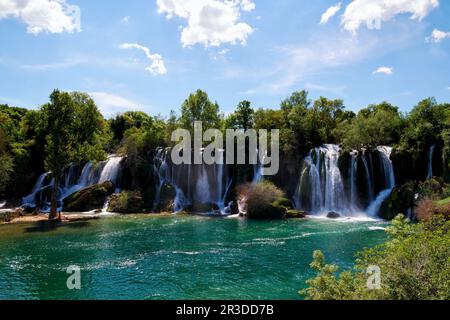 Der berühmte Kravica-Wasserfall in Bosnien und Herzegowina. Frühling. Breites fließendes Wasser, das vom Felsen fällt Stockfoto