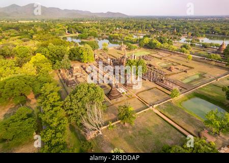 Der zentrale buddhistische Tempel Wat Mahathat aus der Luft gesehen, UNESCO Welterbe Geschichtspark Sukhothai, Thailand, Asien | Luftaufnahme des Stockfoto