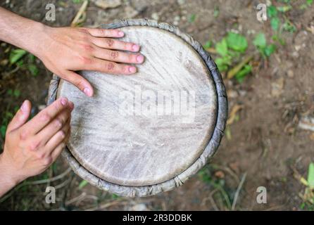 Drummer-Hände spielen die ethnische Djembe-Trommel. Stockfoto