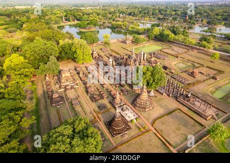 Der zentrale buddhistische Tempel Wat Mahathat aus der Luft gesehen, UNESCO Welterbe Geschichtspark Sukhothai, Thailand, Asien | Luftaufnahme des Stockfoto