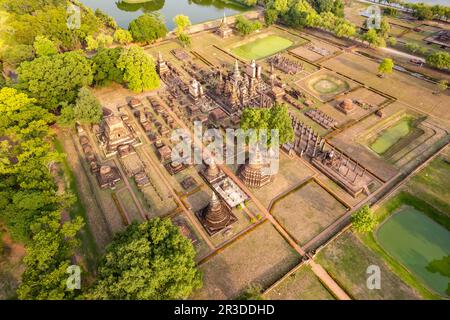 Der zentrale buddhistische Tempel Wat Mahathat aus der Luft gesehen, UNESCO Welterbe Geschichtspark Sukhothai, Thailand, Asien | Luftaufnahme des Stockfoto