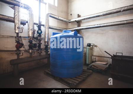 Der große blaue Wasserfass im Kesselraum am unternehmen Stockfoto