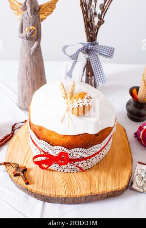 Osterkuchen und bunte Eier auf weißem Hintergrund Stockfoto